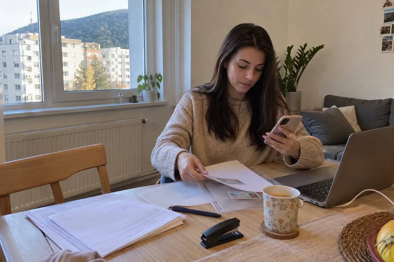 Manichiurista care lucreaza intr-un apartament de bloc