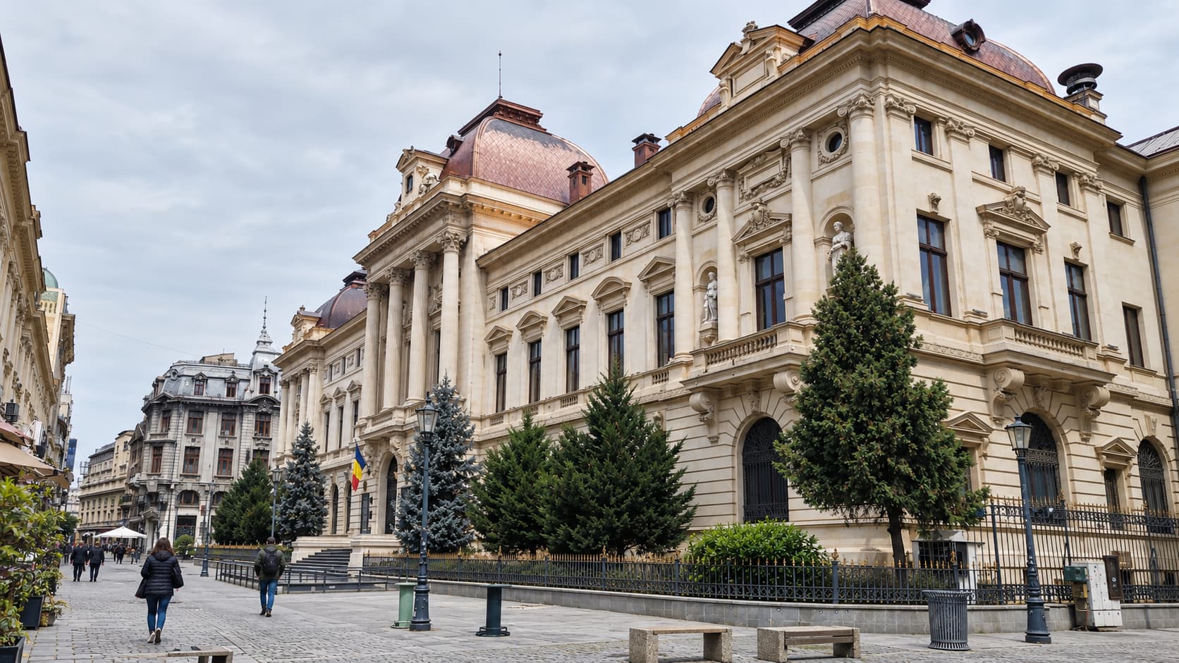 Palatul vechi al Bancii Nationale a Romaniei, vazut de pe strada Lipscani.